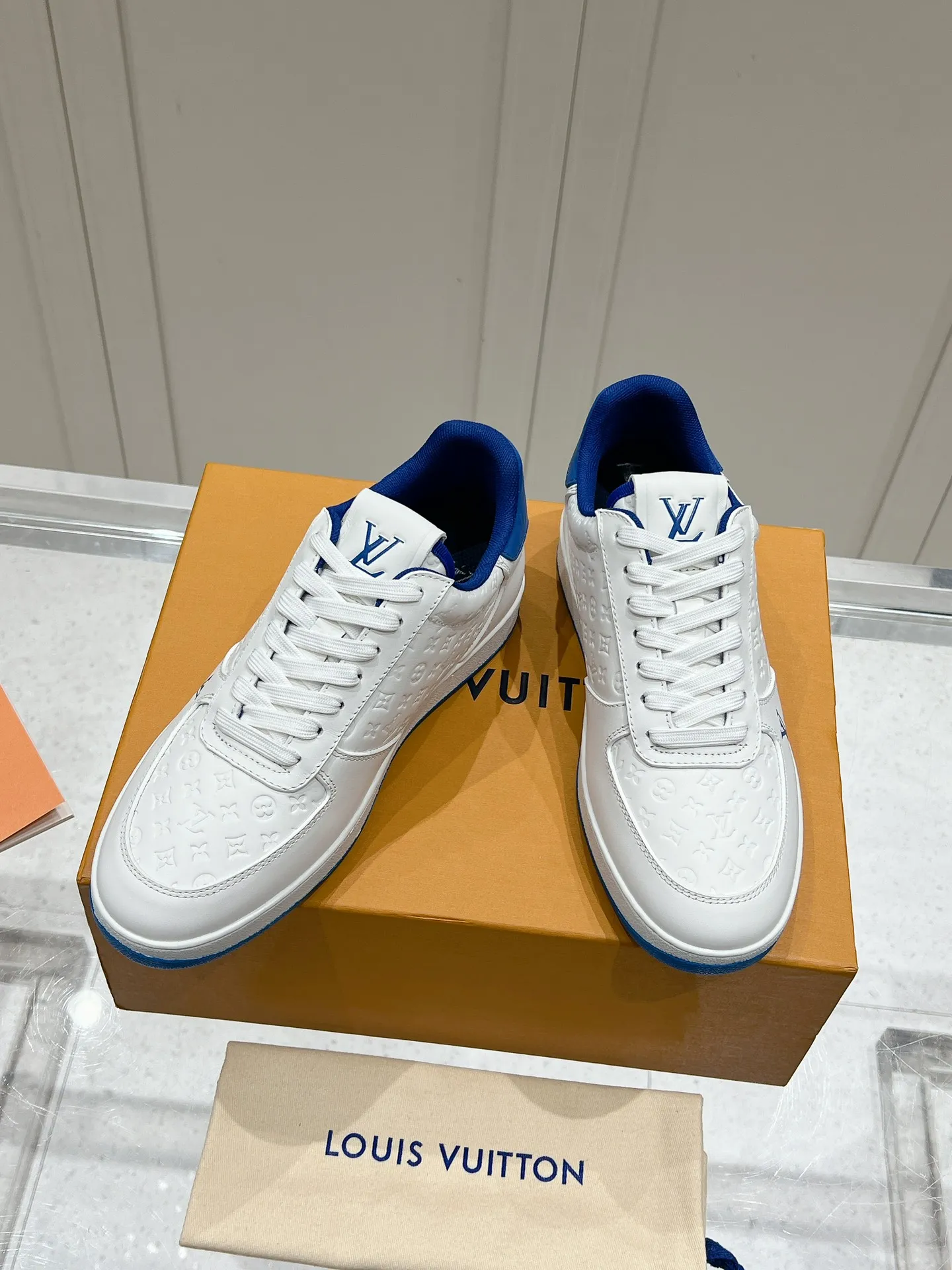 👟👟Ex-factory price 680👟👟 LV new style casual white shoes for men, simple and fashionable, light and comfortable, size: 39-44 (order 45)